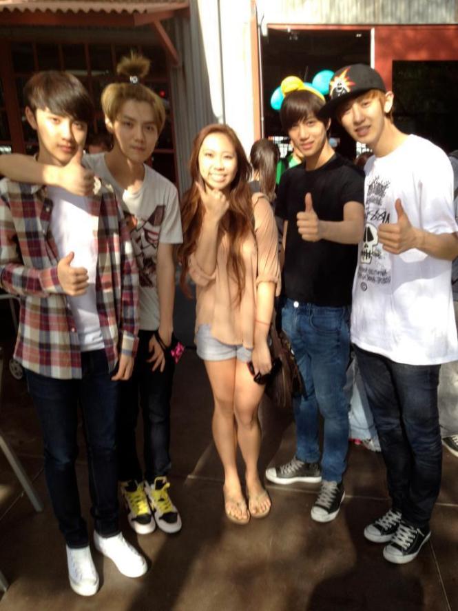 120519 EXO - D.O, Luhan, Kai, and Chanyeol take a picture in Disney Land